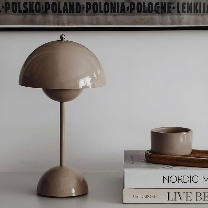 Elegant interieur item: dimbare LED tafellamp. Modern Scandinavisch design, sfeervolle toevoeging.