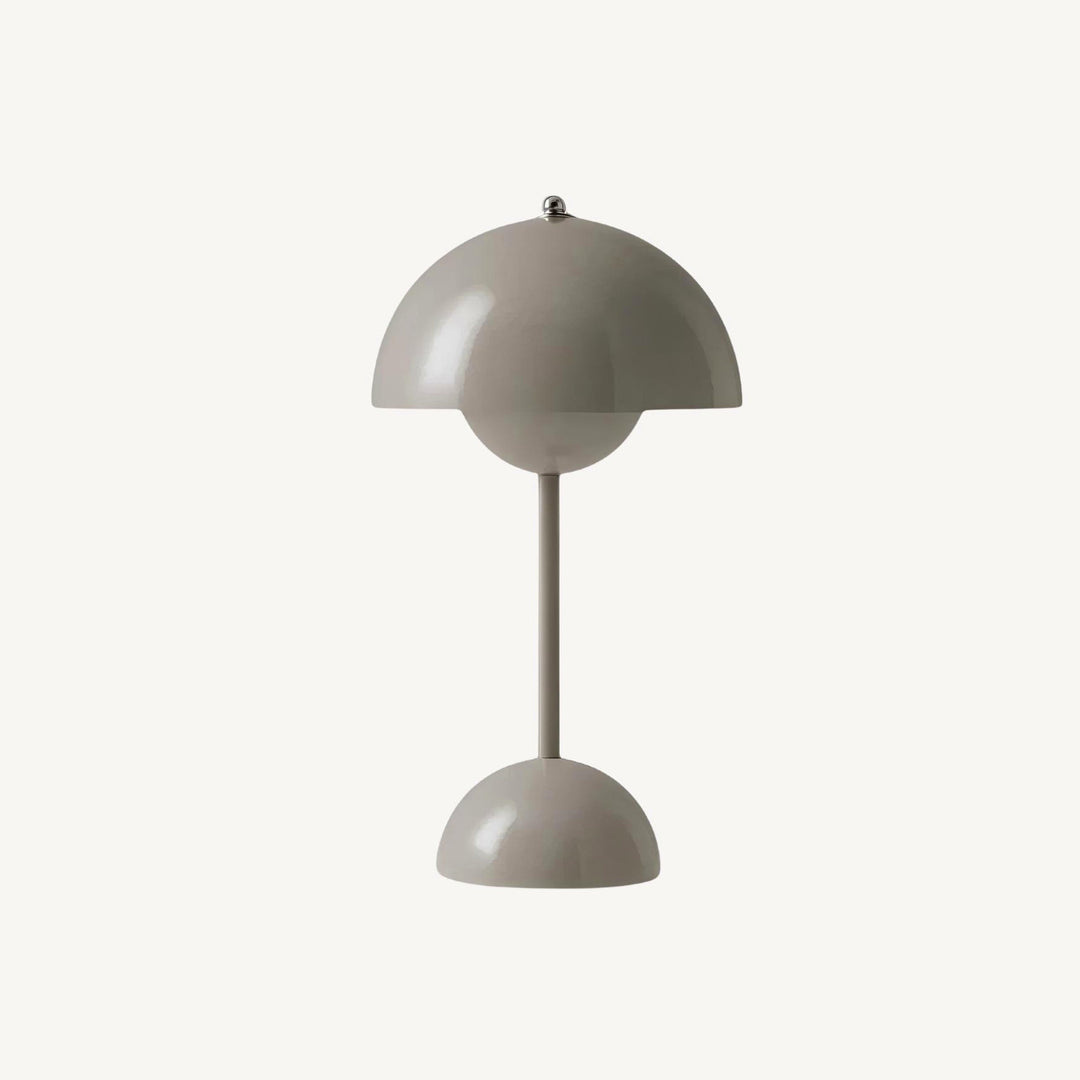 Focus op details: Moderne LED tafellamp, dimbaar. Scandinavisch design, hoogwaardige afwerking.