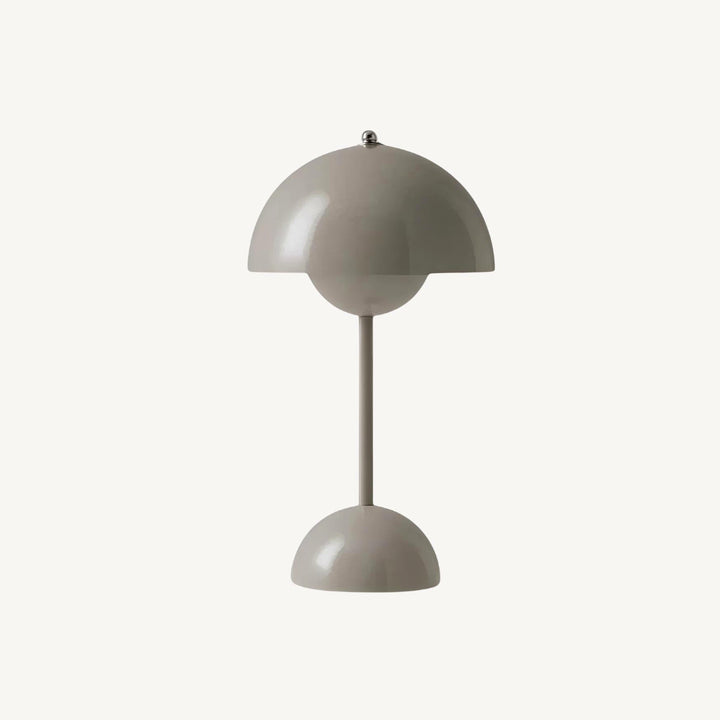 Focus op details: Moderne LED tafellamp, dimbaar. Scandinavisch design, hoogwaardige afwerking.