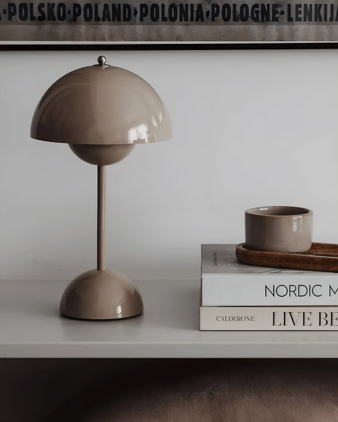 Scandinavisch design tafellamp met dimbare LED verlichting. Moderne touch voor interieur, energiezuinig.