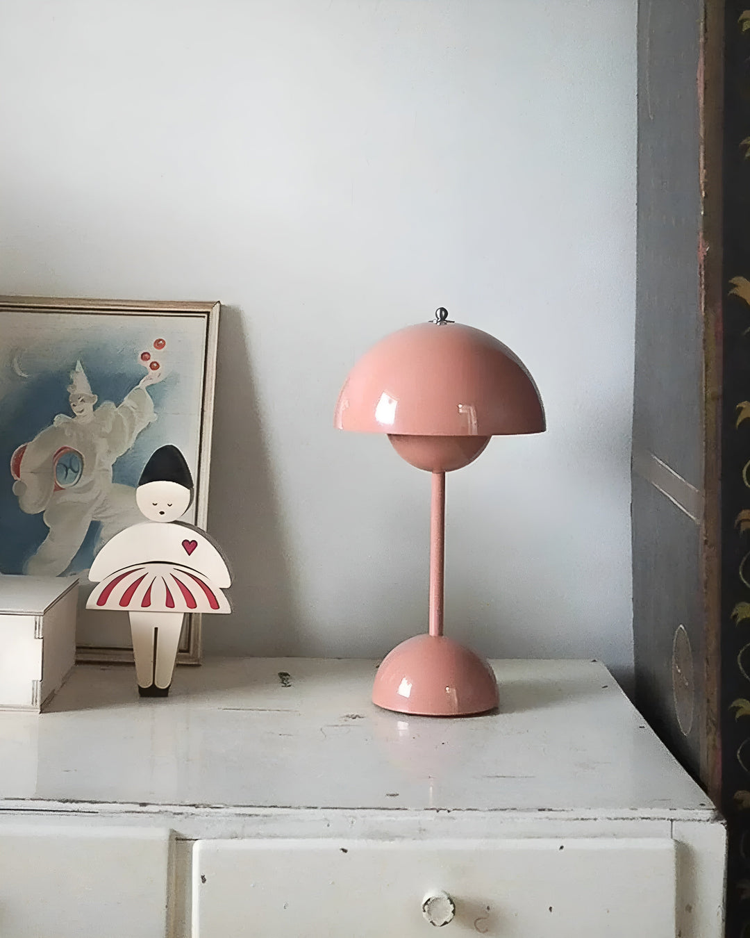 Verrijk je woonkamer met deze dimbare LED tafellamp. Modern Scandinavisch design voor sfeervolle verlichting.