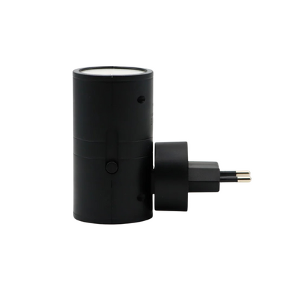 "Dimbare LED nachtlamp, zwart/wit, elegant design met dag-nachtsensor. Past in elk stopcontact voor warme, rustgevende gloed.