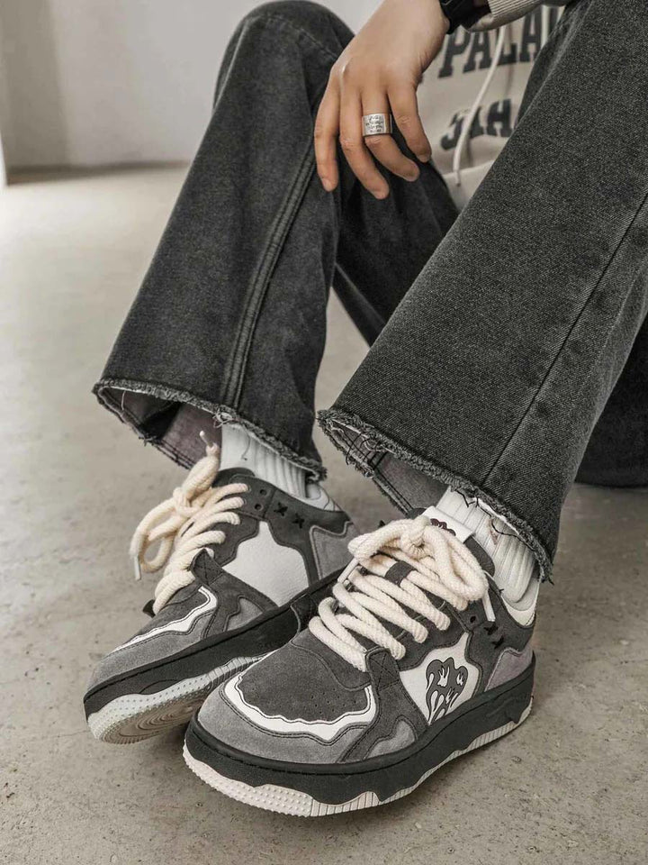 Comfortabele grijze retro heren skateschoenen. Duurzaam design voor dagelijks gebruik en skateboarden.
