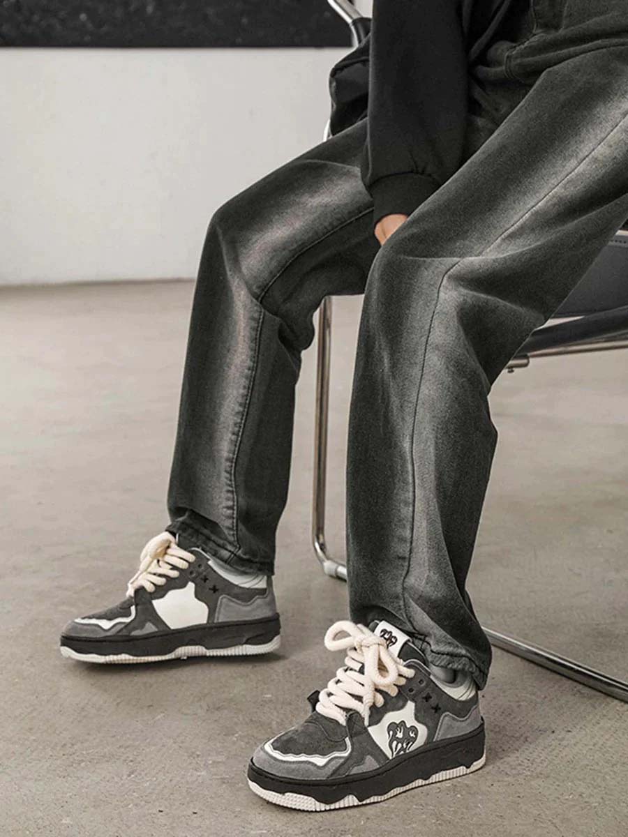 Grijskleurige heren vintage skateschoenen. Retro sneakers met duurzaam design voor skateboarden en casual stijl.