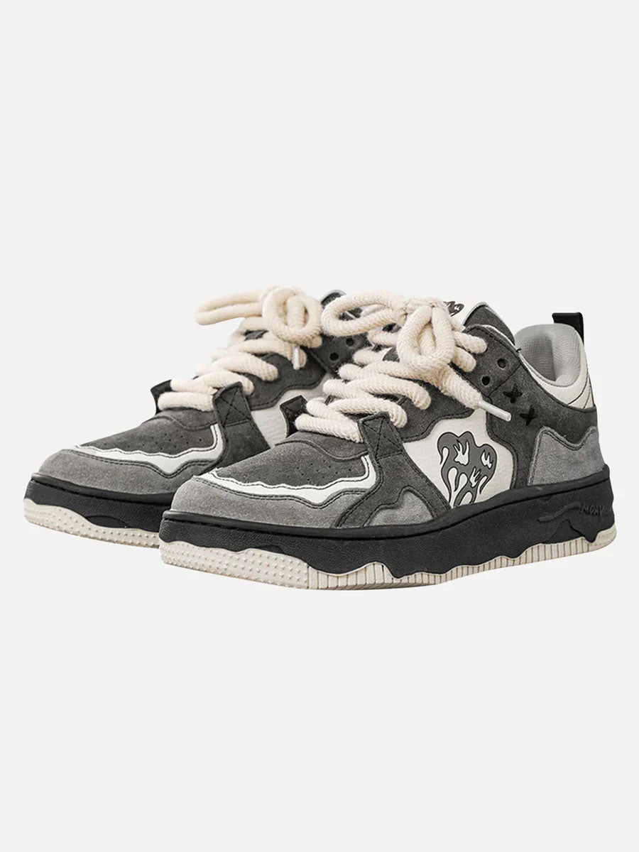 Grijze heren vintage skateschoenen met retro stijl. Ideaal voor skateboarden of casual streetwear.