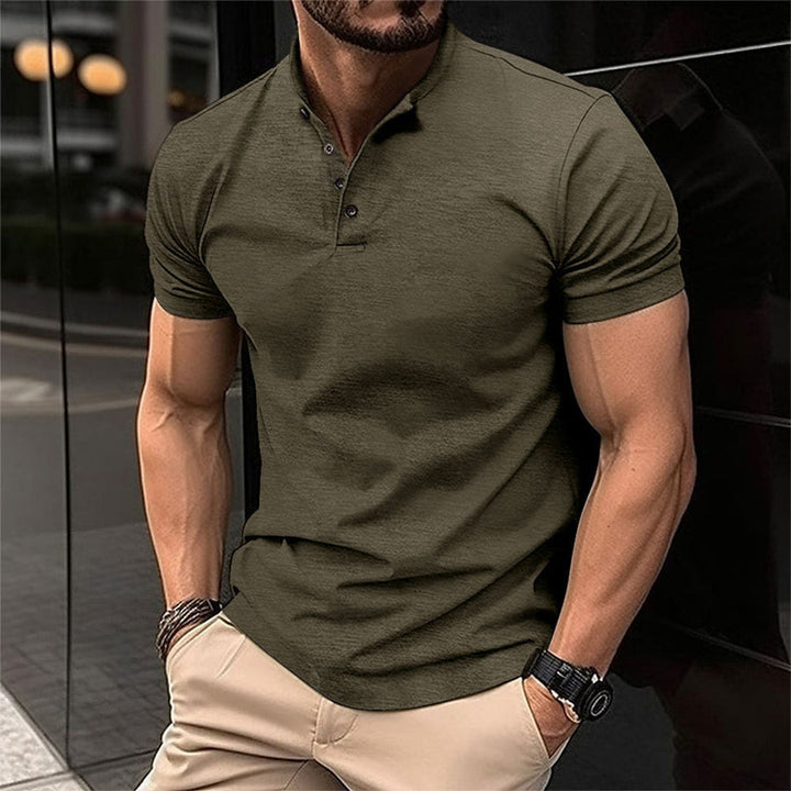 Heren casual polo met knoopsluiting, bandkraag en korte mouwen in stijlvol legergroen voor zomer.