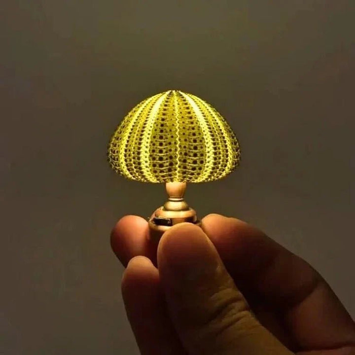 Alle LumiUrchin knutselset onderdelen: zee-egel schaal, lampje en benodigdheden. Klaar voor je eigen handwerk project.