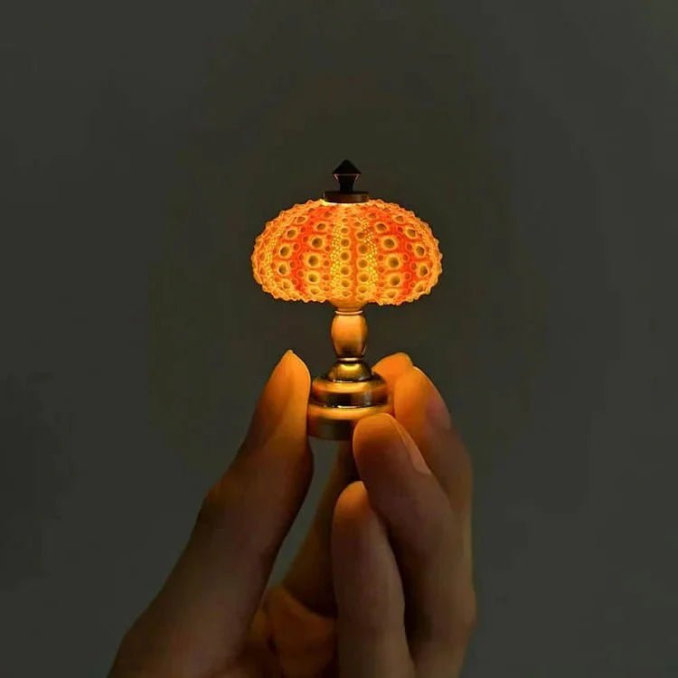 Creatief bezig met de DIY LumiUrchin zee-egel nachtlampje set. Plezierig knutselen voor jong en oud, unieke decoratie.