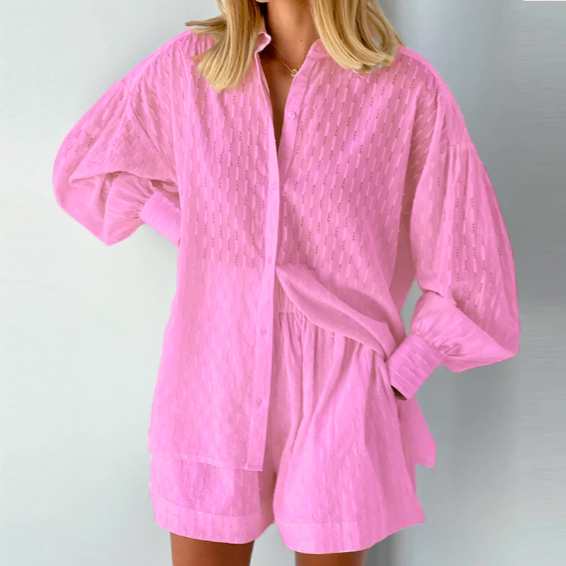 Modieuze tweedelige zomerset voor dames: luchtige blouse & short. Perfect als casual kleding of strandkleding.