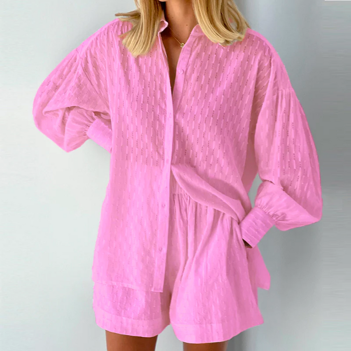 Modieuze tweedelige zomerset voor dames: luchtige blouse & short. Perfect als casual kleding of strandkleding.