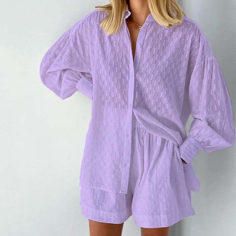 Zomerse dameskleding: comfortabele Isla zomerset met losse blouse en short. Perfect voor warme dagen en vakantie.