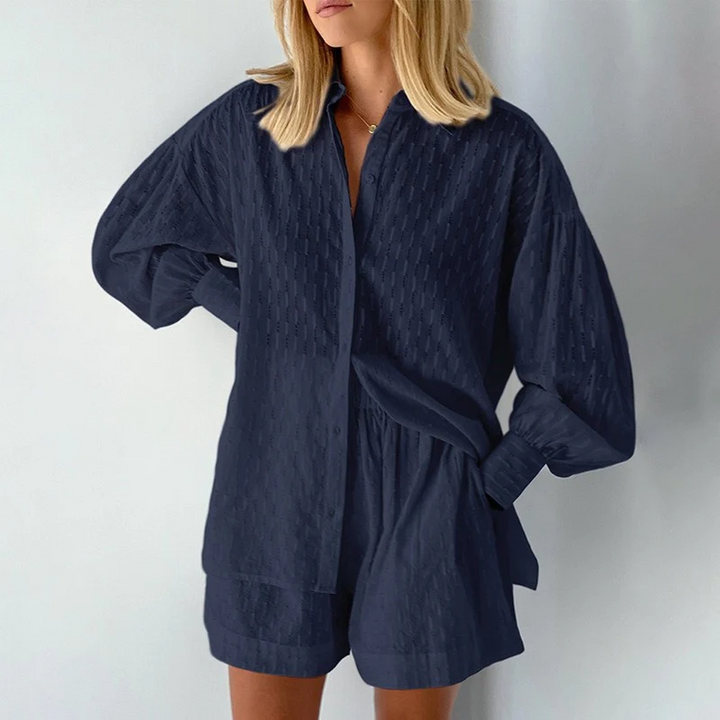 Casual dames zomerset met elegante blouse en comfortabele short. Ideaal voor een relaxte dag of zomerse gelegenheid.