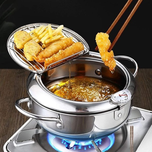 Duurzame roestvrijstalen friteuse, ideaal voor knapperige friet en veilige culinaire bereidingen thuis.