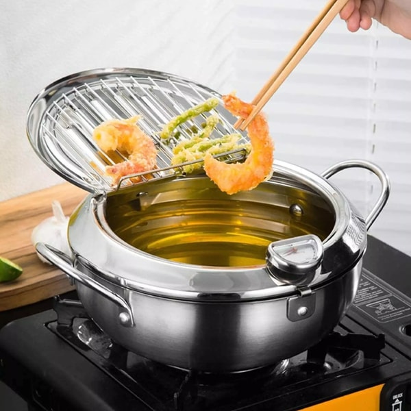 Roestvrijstalen friteuse met thermometer, ontworpen voor eenvoudig schoonmaken na het bakken van friet of oliebollen.
