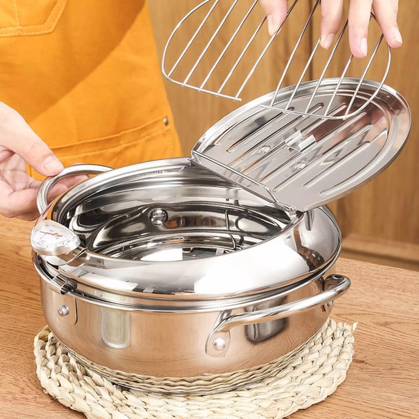 Friteuse van RVS met thermometer voor nauwkeurige temperatuurcontrole; perfect voor krokante resultaten.