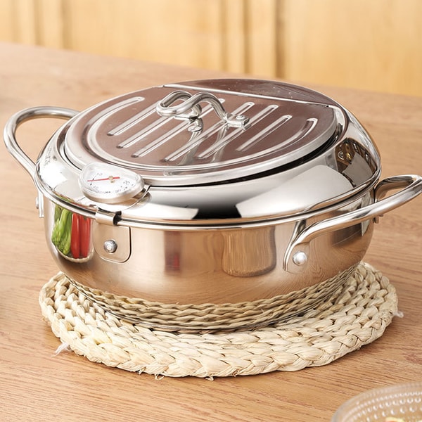 Huiselijke roestvrijstalen friteuse, perfect voor snelle maaltijden en bakken, inclusief thermometer voor de beste resultaten.