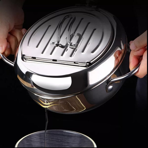 Gedetailleerde weergave van de roestvrijstalen friteuse met ergonomische handgrepen en duidelijke thermometer.
