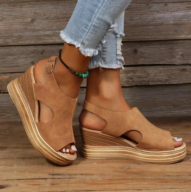 Elegante dames wedgesandalen met comfortabele pasvorm, perfect voor zomerse mode. Beige peep-toe plateau sandalen.