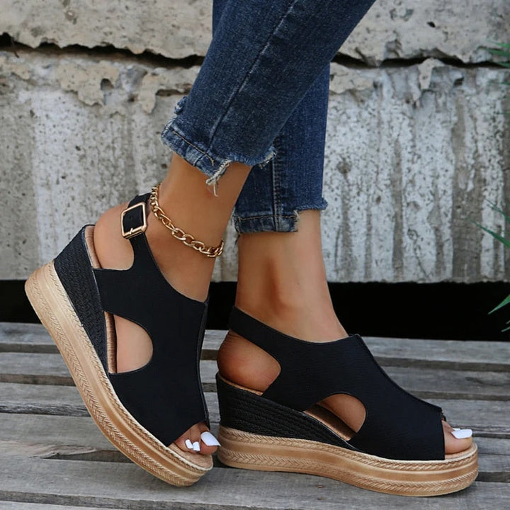 Modieuze peep-toe wedgesandalen voor dames met chique enkelband en comfortabel plateau. Ideaal voor de zomer.