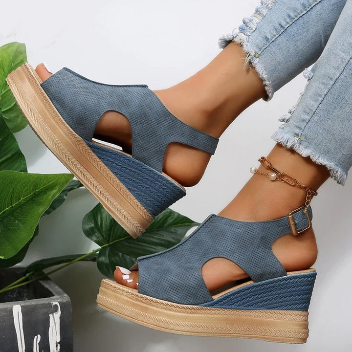 Comfortabele dames wedgesandalen, ideaal voor zomerse dagen. Elegante plateausandalen met peep-toe en enkelband.