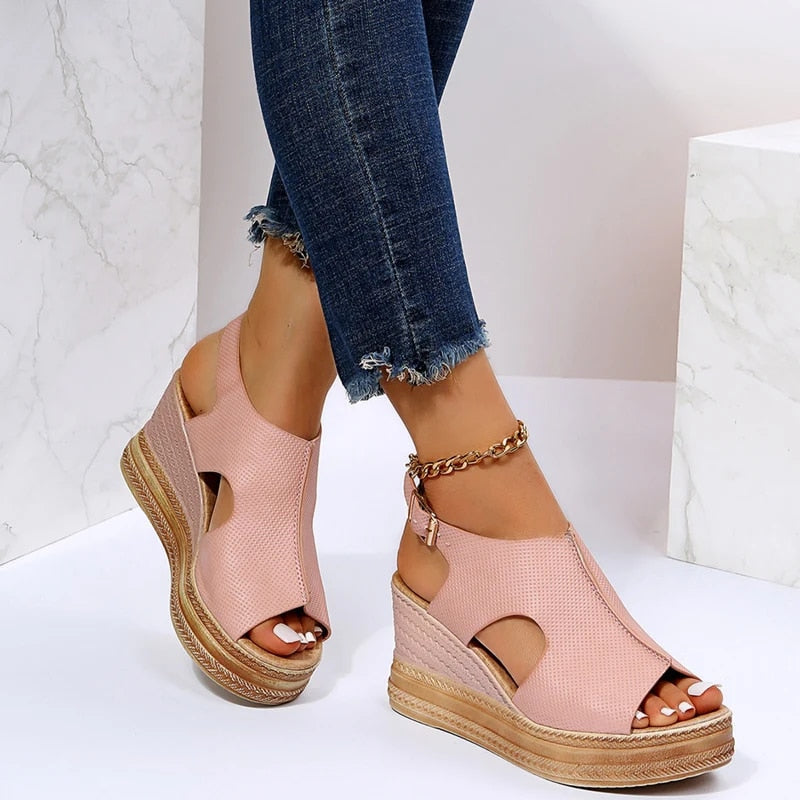 Stijlvolle dames wedgesandalen met extra comfort. Zomerse mode sandalen met enkelband, peep-toe en plateauzool.