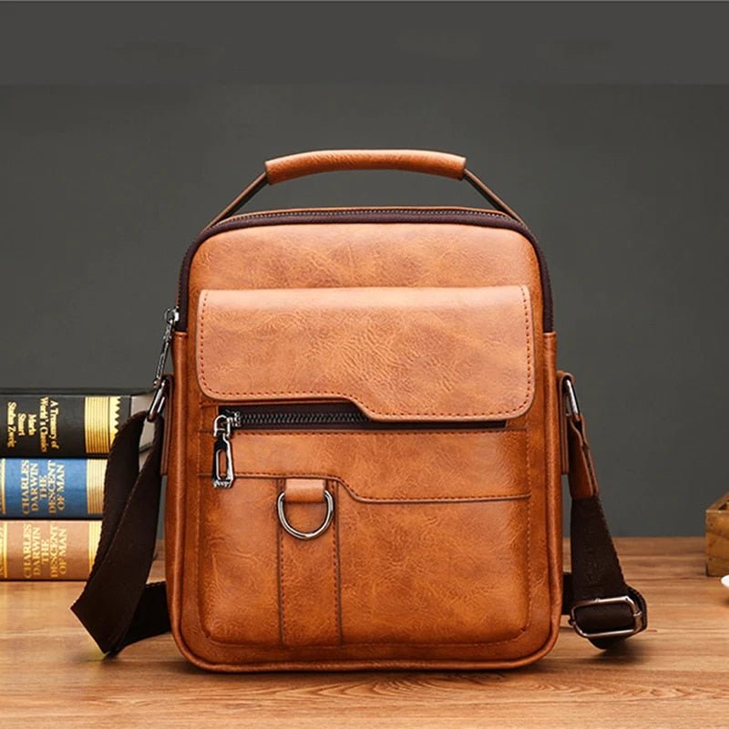 Bruine heren crossbodytas van PU leer, ideaal voor een stijlvolle organisatie onderweg.