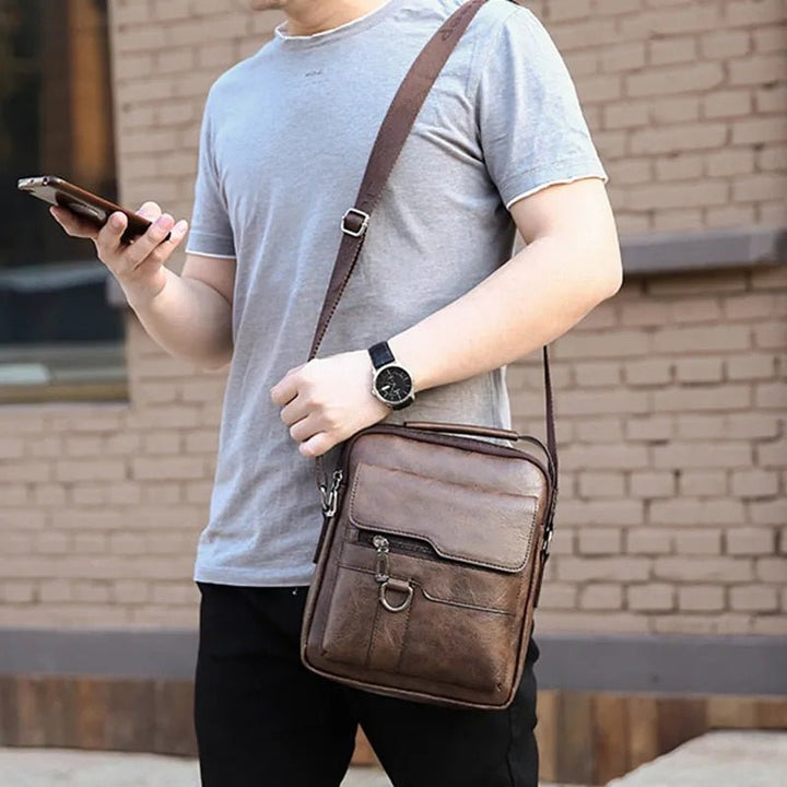 Zwarte heren schoudertas, perfecte dagelijkse tas voor mannen, compact en praktisch.
