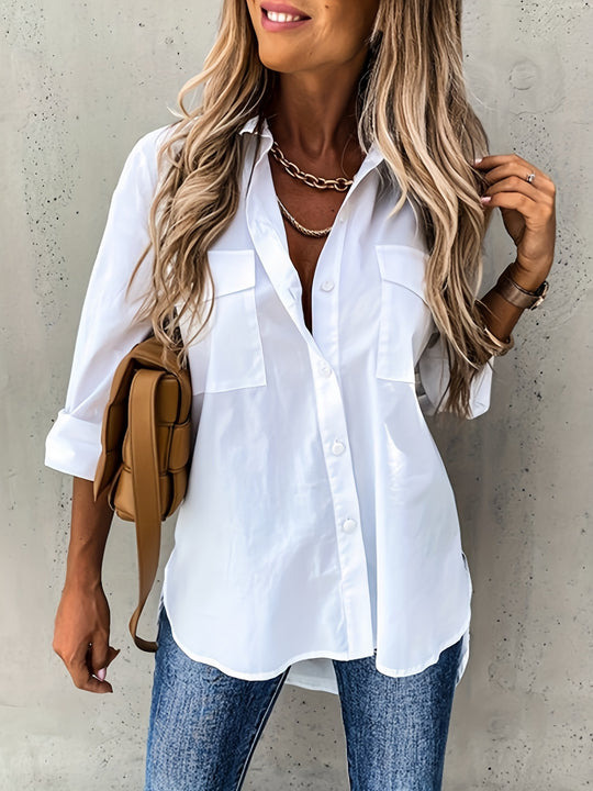 Witte damesblouse Elora met knoopjes. Tijdloze, elegante mode voor zakelijk of casual gebruik.