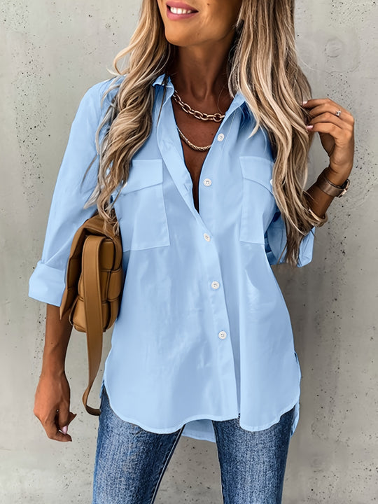 Close-up van de witte damesblouse Elora. Toont details van de knoopjes en de stof.