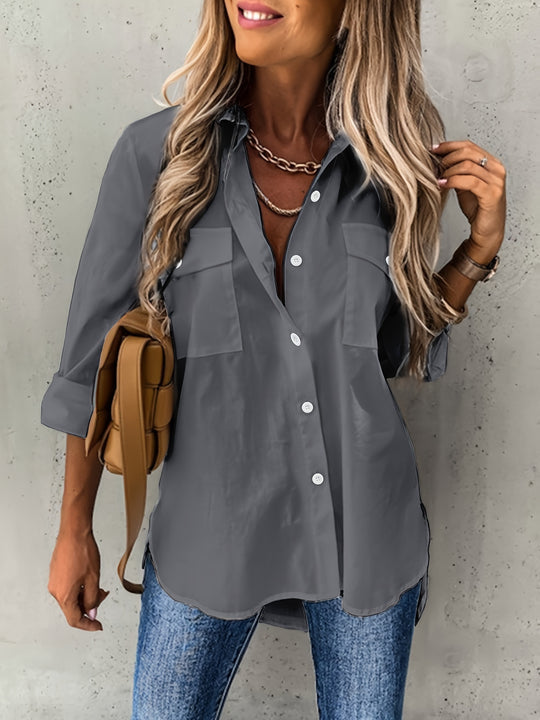 Model draagt zwarte damesblouse Elora. Chique, tijdloze dameskleding voor een elegante look.