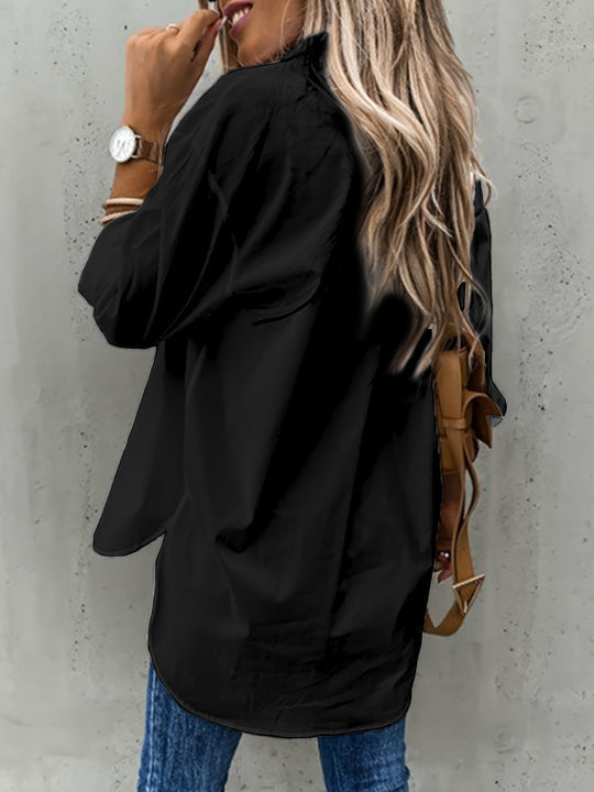 Tijdloze Elora damesblouse, een elegant overhemd met knoopjes. Verkrijgbaar in wit en zwart.