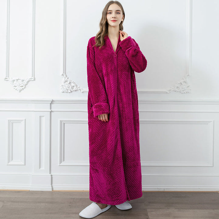 Lange dames badjas met riemsluiting, van warm thermisch flanel, ideaal voor koude avonden.