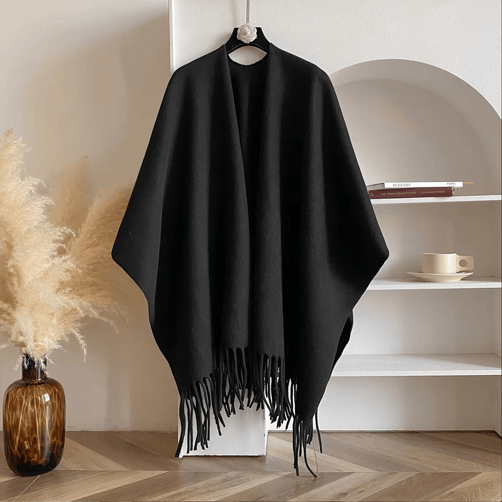 Comfortabele dames poncho, dubbelzijdig en warm. Perfecte bovenkleding voor stijlvolle looks op koudere dagen.