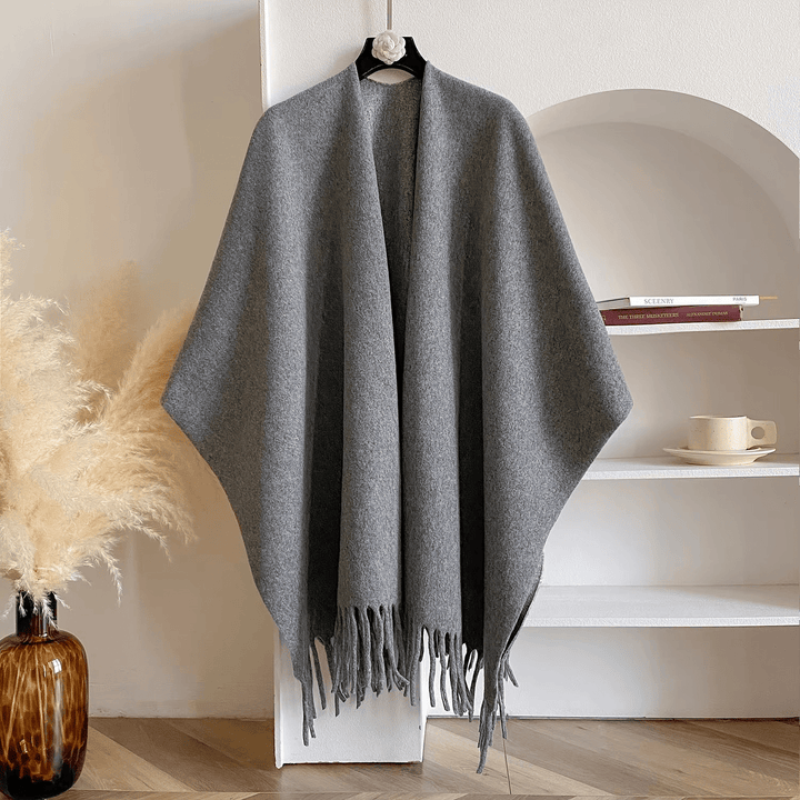 Stijlvolle dames fashion poncho, dubbelzijdig design voor veelzijdige looks. Een trendy kleding accessoire.