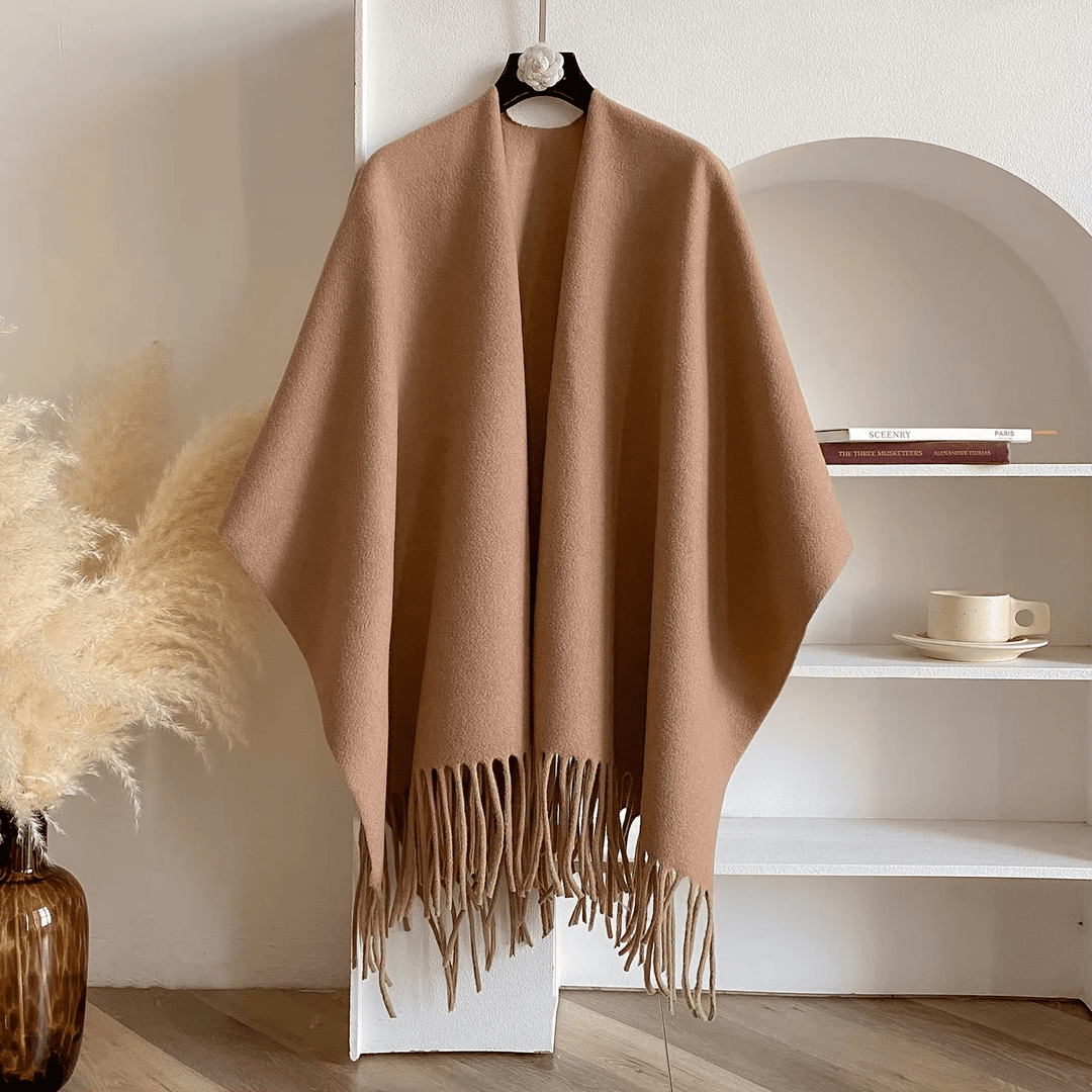 Veelzijdige dubbelzijdige dames poncho, eenvoudig te combineren. Biedt warmte en comfort als trendy bovenkleding.