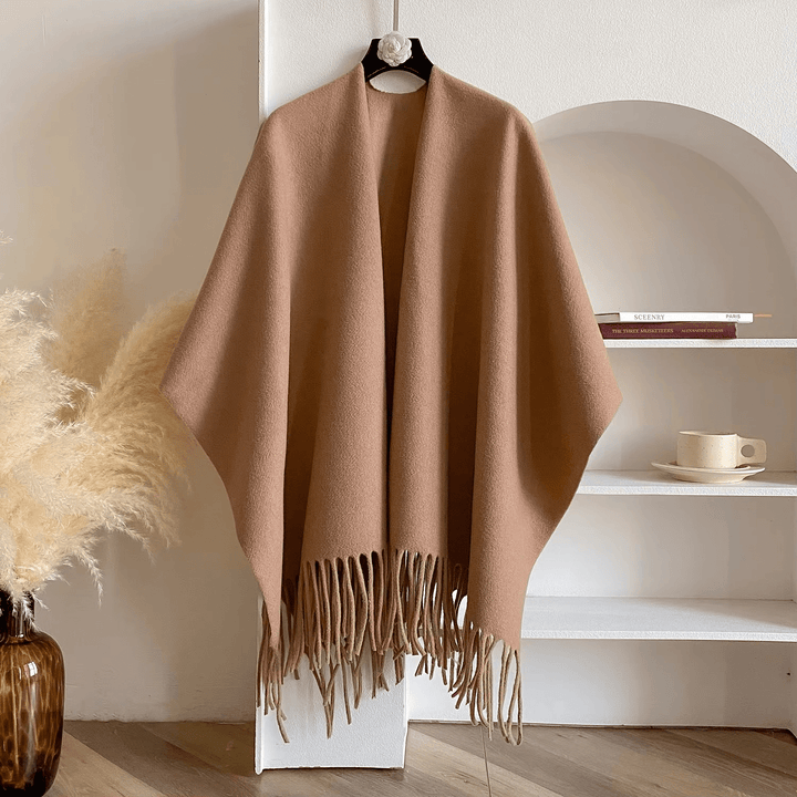 Veelzijdige dubbelzijdige dames poncho, eenvoudig te combineren. Biedt warmte en comfort als trendy bovenkleding.