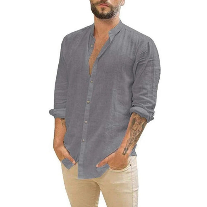 Modieus heren overhemd met lange mouwen, gedragen voor een elegante en comfortabele zomerstijl.
