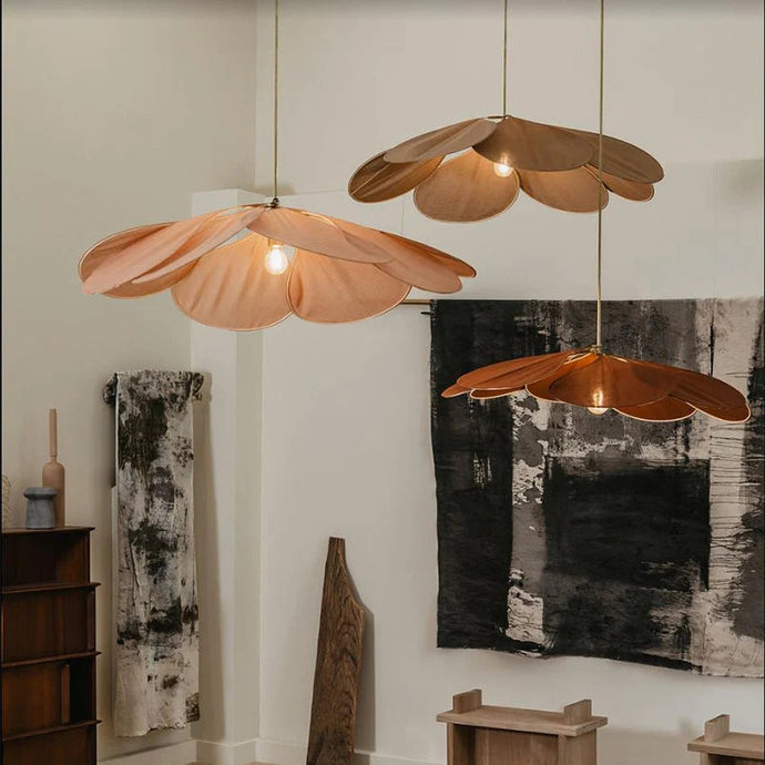 Elegante bloemvormige hanglamp Petalume met stoffen bladeren voor sfeervolle moderne interieurs.