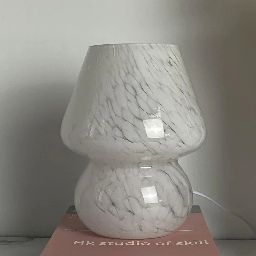 Glazen paddenstoellamp LumiMush, een esthetisch modern design tafellamp voor sfeervolle interieurdecoratie.