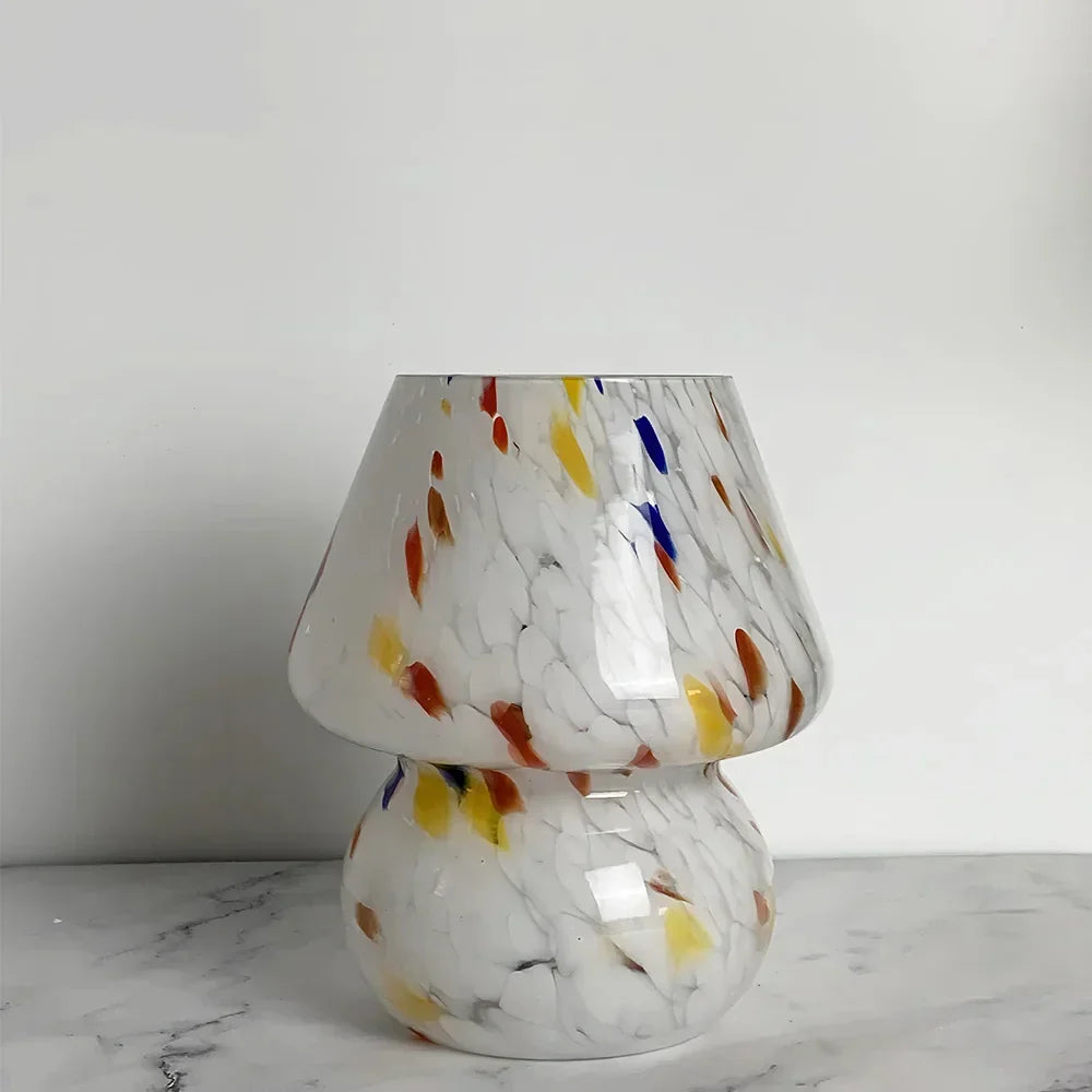 Sfeervolle verlichting van de LumiMush glazen paddenstoellamp, perfect voor een gezellige slaapkamer of woonkamer.