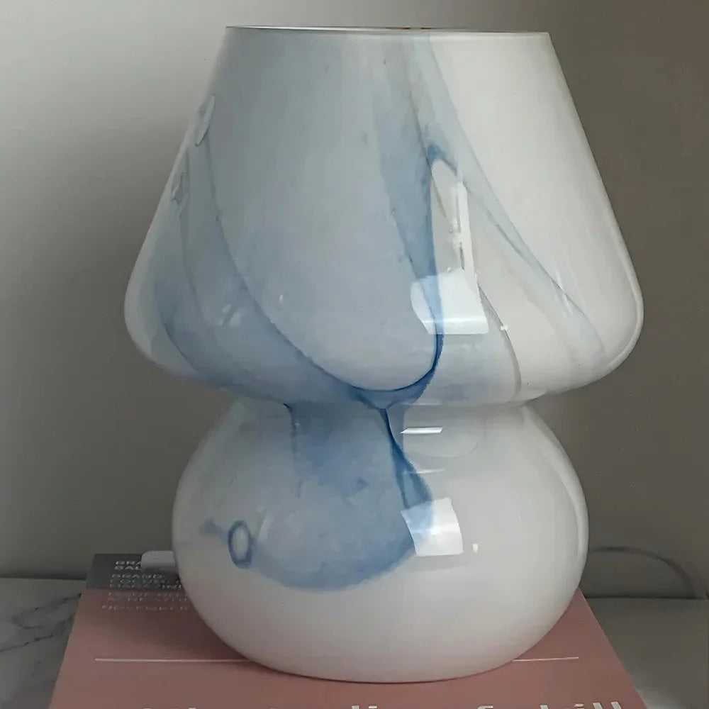 Close-up van de LumiMush glazen paddenstoellamp, toont het unieke design en de hoogwaardige glasafwerking.