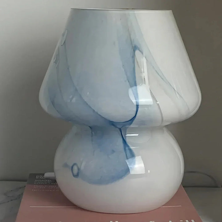 Close-up van de LumiMush glazen paddenstoellamp, toont het unieke design en de hoogwaardige glasafwerking.