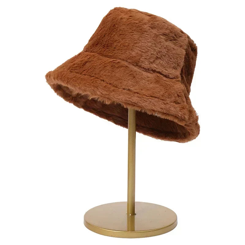 Zachte imitatiebont buckethat voor dames, modieus en warm voor de winter.
