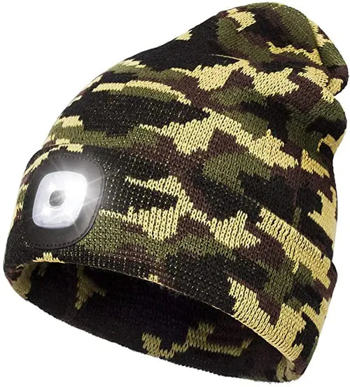 Warme beanie muts met LED licht voor optimale zichtbaarheid en veiligheid tijdens buitenactiviteiten in de schemering.