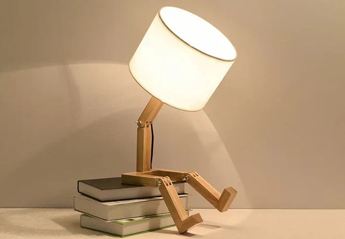 Moderne houten tafellamp RutanFlex van hout en stof. Speels robot design, compact. Decoratieve verlichting.