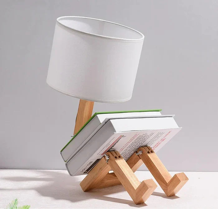 Sfeervolle houten tafellamp RutanFlex met compact robot design. Decoratieve verlichting en boekenhouder voor huis.