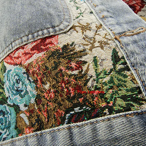 Nieuw dames denim jasje met charmante bloemenprint; een comfortabel blauw jasje voor elke gelegenheid.