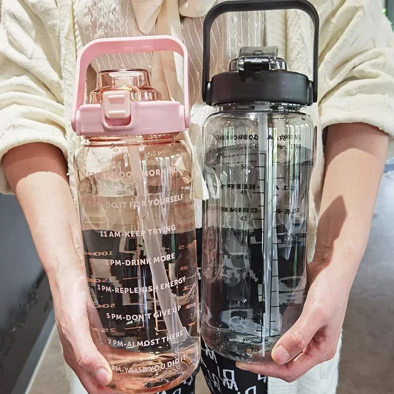Waterfles voor sport & gym, 2L inhoud, BPA-vrij plastic, ergonomisch ontwerp met drinkrietje voor dames en heren.
