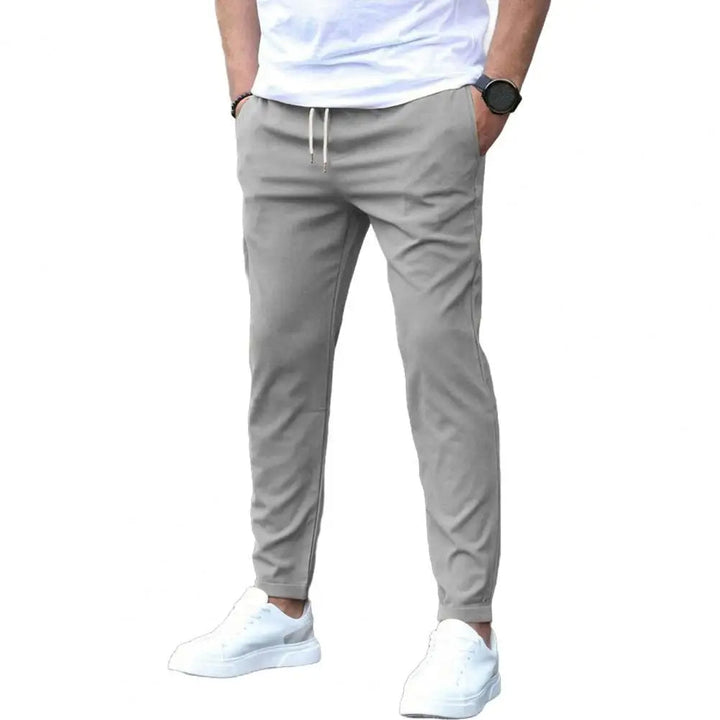 Achterkant van de heren joggingbroek, regular fit met comfortabele elastische tailleband.