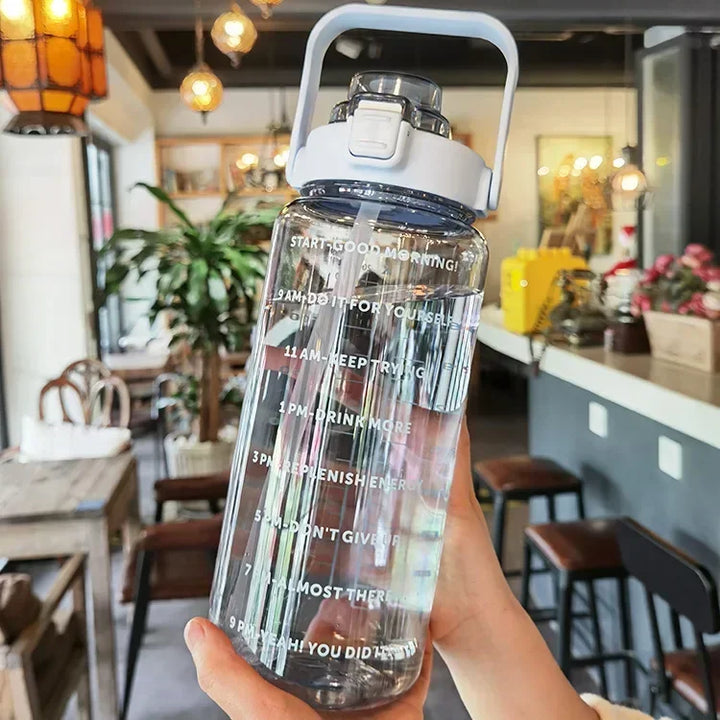 Motiverende 2 liter drinkfles met tijdsaanduiding en rietje; herinnert je eraan voldoende te drinken voor optimale fitness.